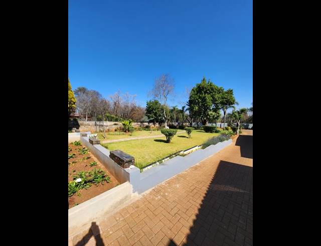 7 BEDROOM HOUSE FOR SALE IN RASLOUW